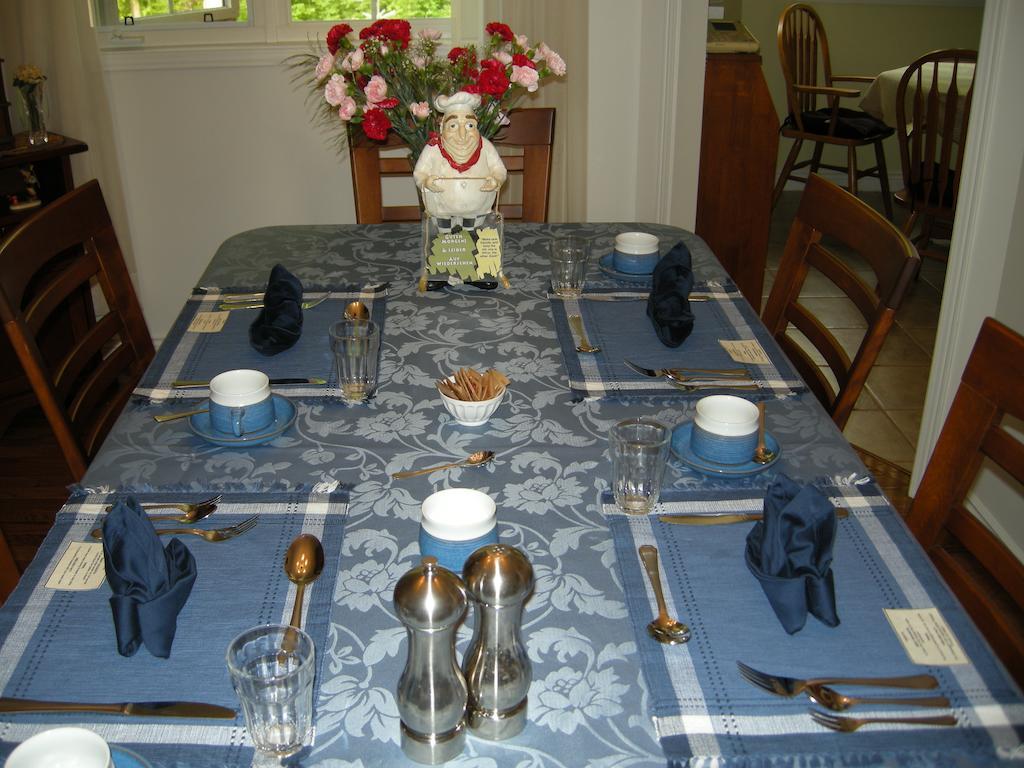 Tucked Inn The Harbour B&B Victoria Harbour 외부 사진