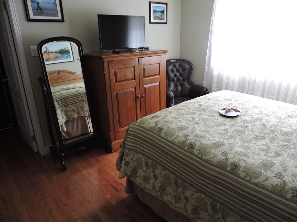 Tucked Inn The Harbour B&B Victoria Harbour 외부 사진