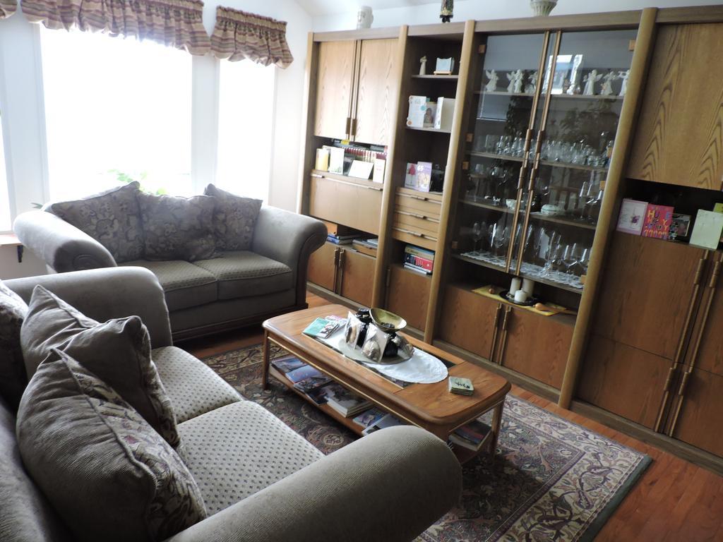 Tucked Inn The Harbour B&B Victoria Harbour 외부 사진