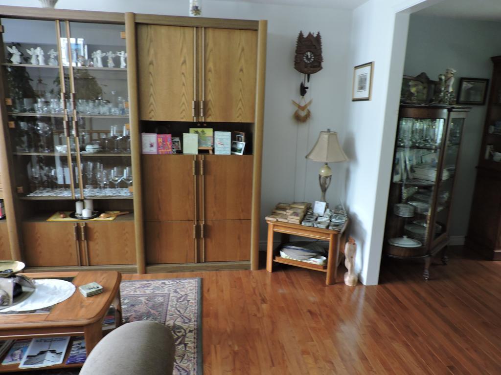 Tucked Inn The Harbour B&B Victoria Harbour 외부 사진