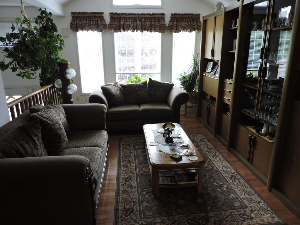 Tucked Inn The Harbour B&B Victoria Harbour 외부 사진