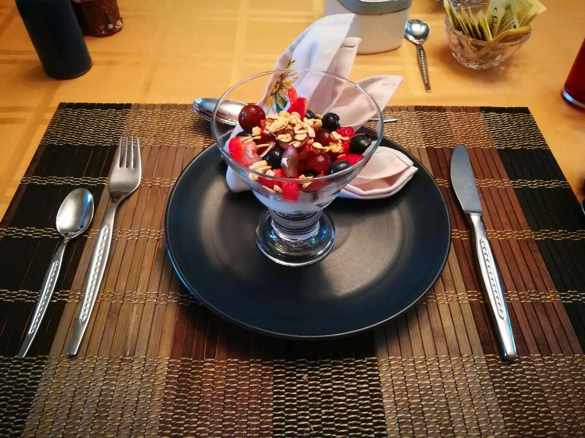 Tucked Inn The Harbour B&B Victoria Harbour 외부 사진