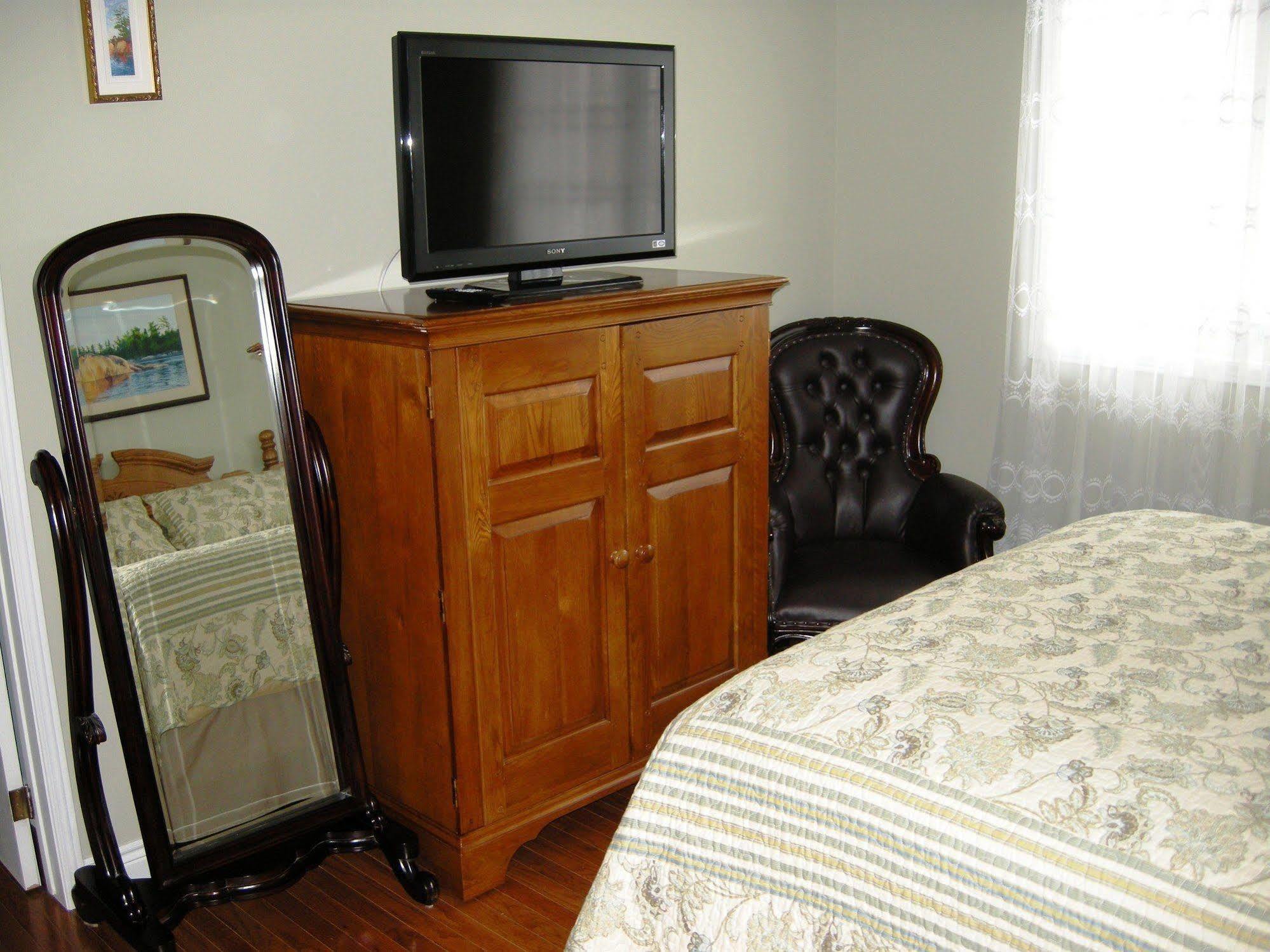 Tucked Inn The Harbour B&B Victoria Harbour 외부 사진